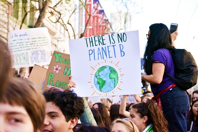 Demo für Umweltschutz, Plakat "There is no planet B" im Vordergrund
