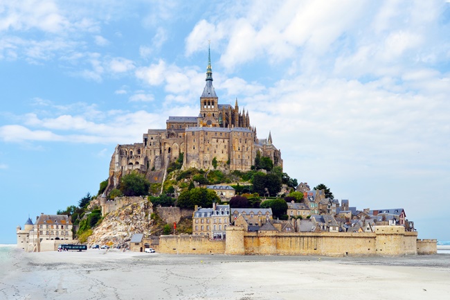 Insel Mont-Saint-Michel aus der Ferne