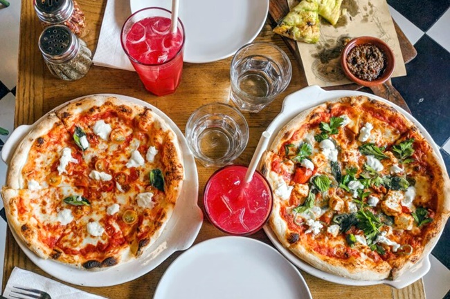 Pizza im Restaurant