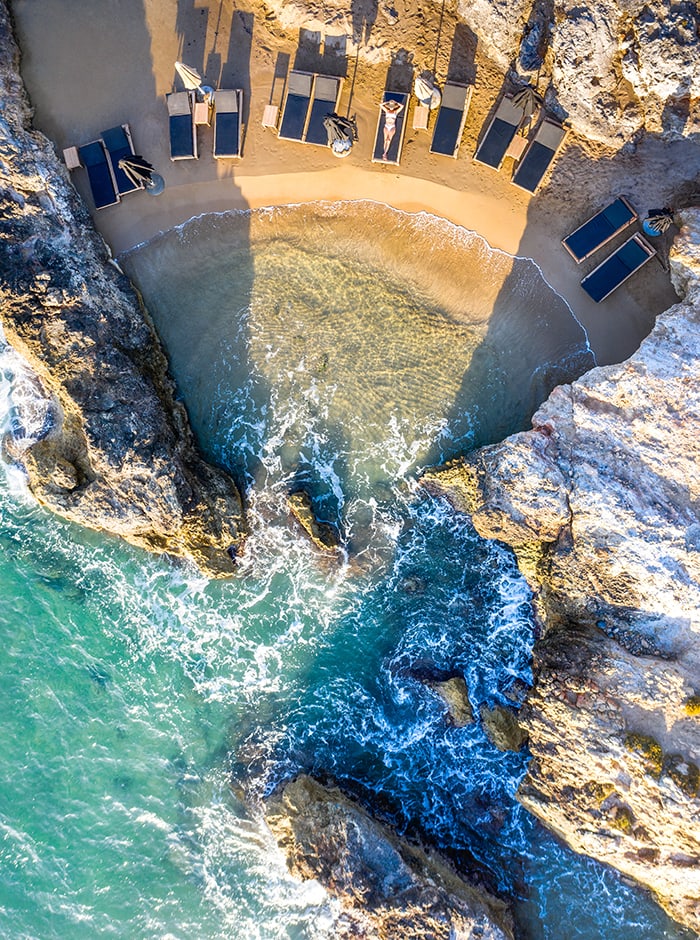 Hoteleigene Buchten mit Liegestühlen - Abaton Island Resort & Spa