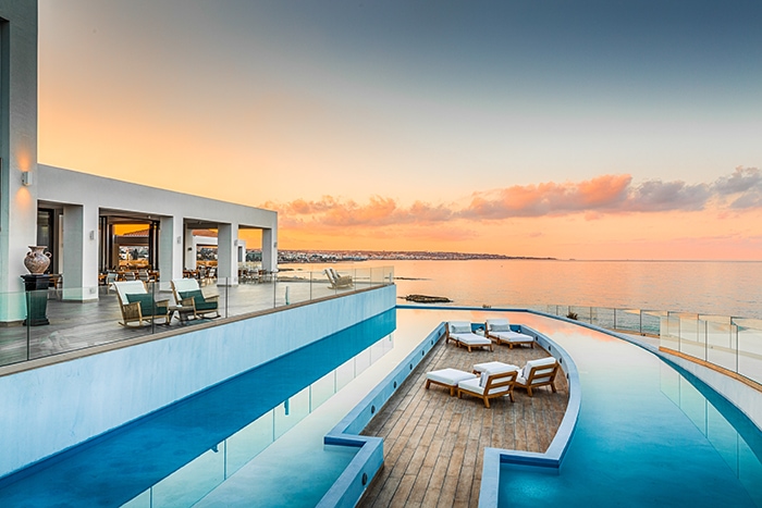 Lounge und Pool im Außenbereich - Abaton Island Resort & Spa