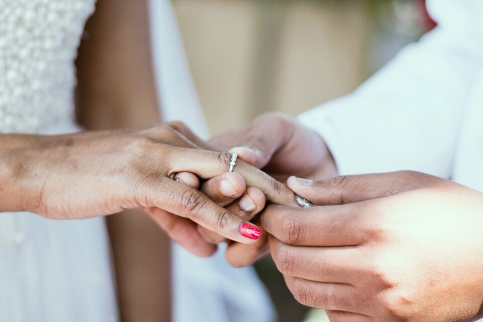 Ringetausch bei Hochzeit auf Sansibar