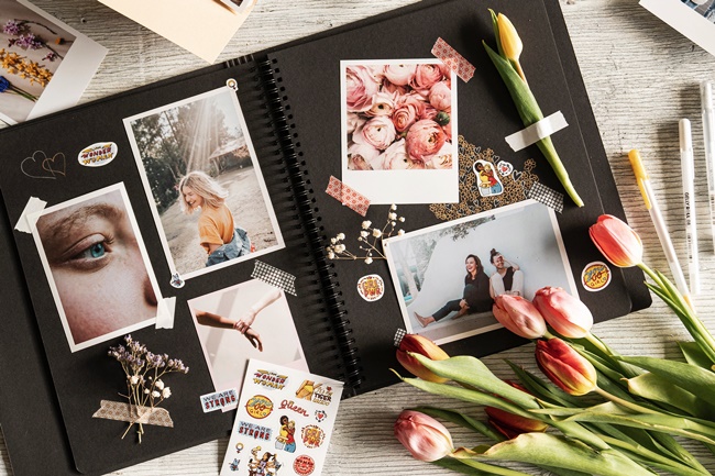 Aufgeschlagenes, selbstbeklebtes Fotoalbum