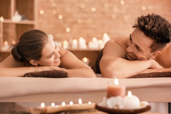 Ein junges Paar entspannt sich bei einem Wellness-Ausflug